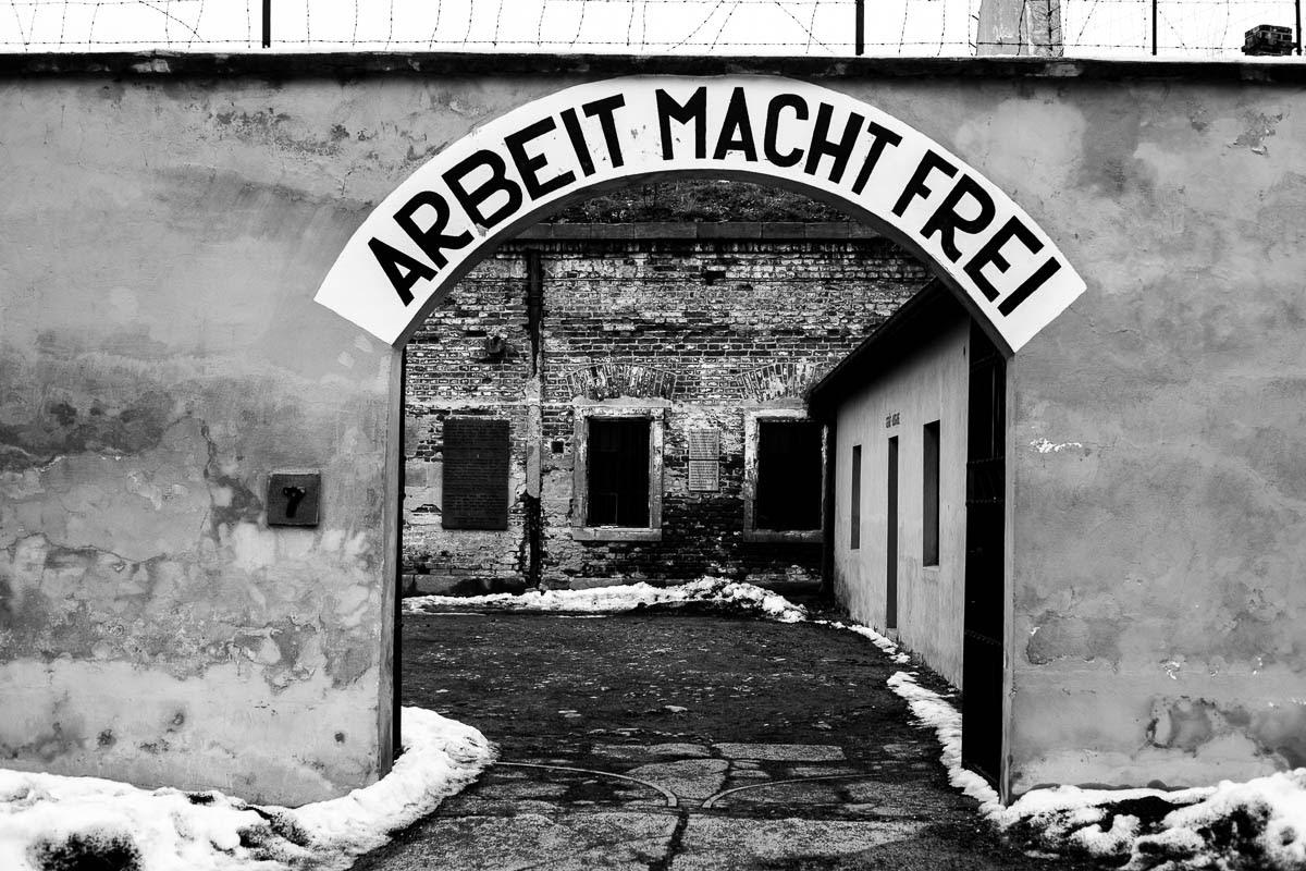 Druhá světová válka (1939–1945) byla nejkrvavější globální konflikt v dějinách, který si vyžádal přes 70 milionů obětí